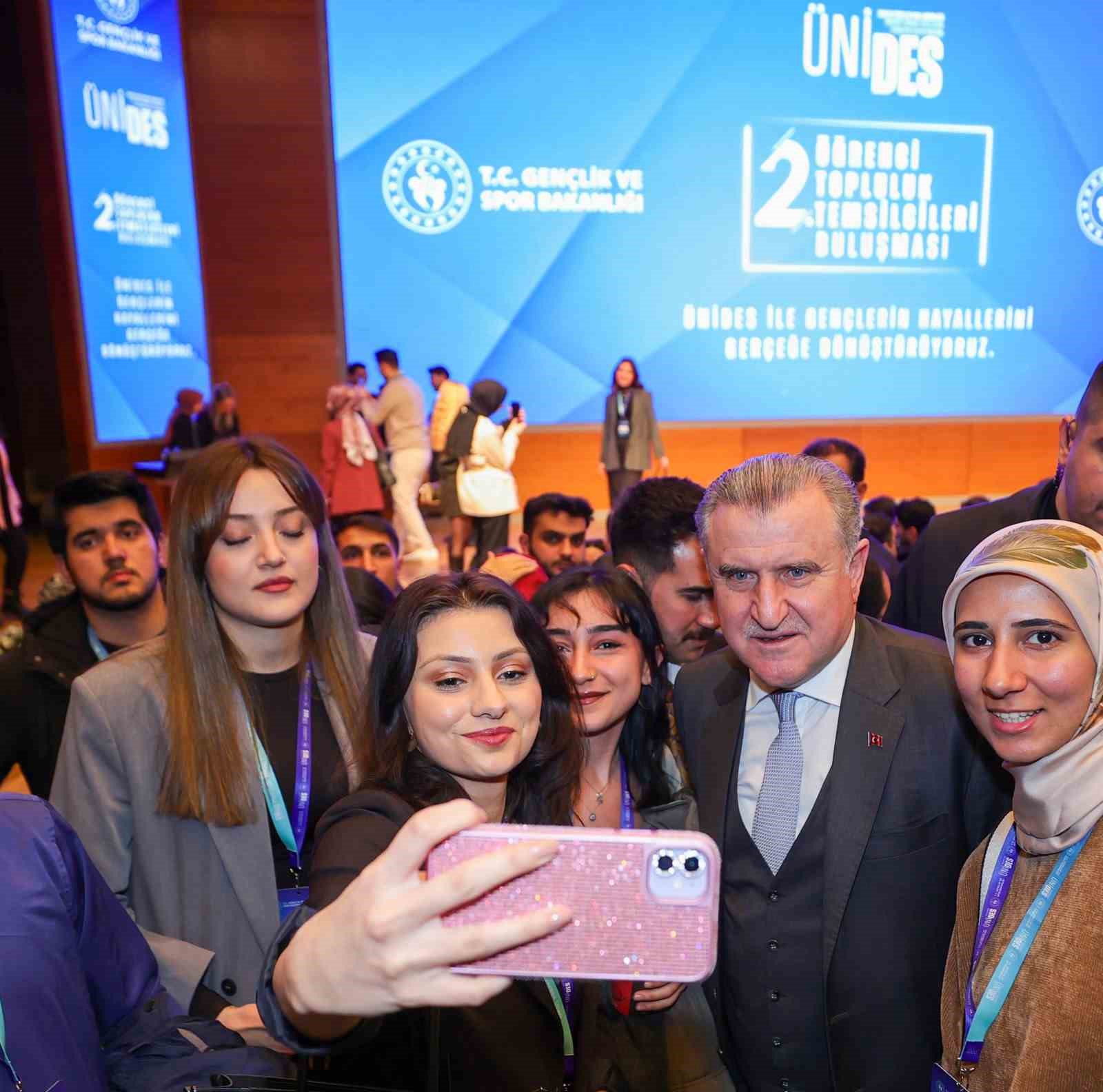 Bakan Bak: "Kadın sporcularımızla gurur duyuyoruz"