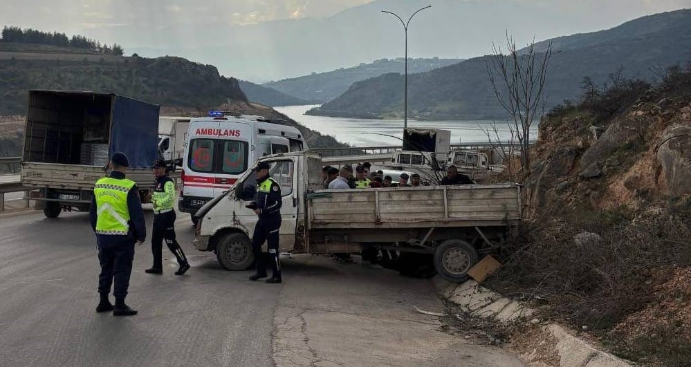 Kontrol&uuml; kaybeden kamyonet yoldan &ccedil;ıktı
