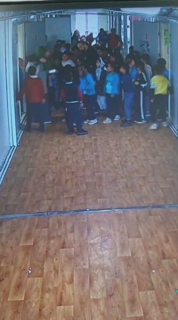 &Ouml;ğretmen, boğazına yiyecek ka&ccedil;an Suriyeli &ouml;ğrencisini heimlich manevrası ile kurtardı
