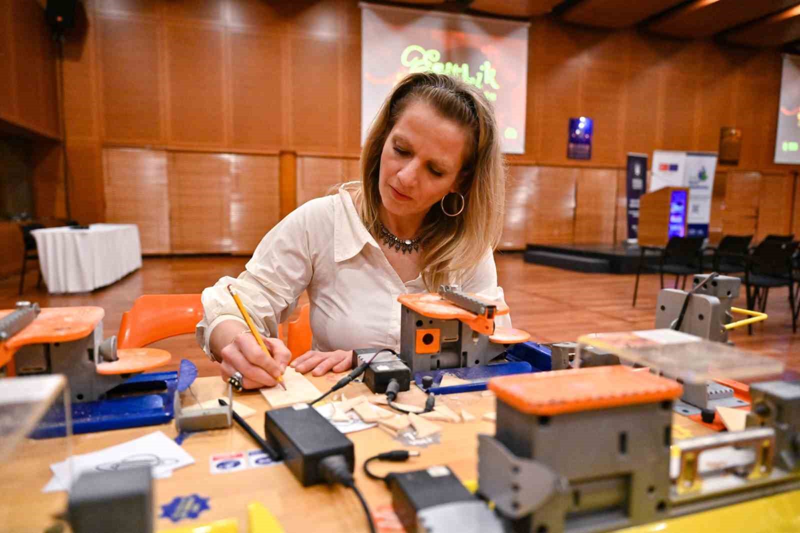 Eşitlik birlikte m&uuml;mk&uuml;n
