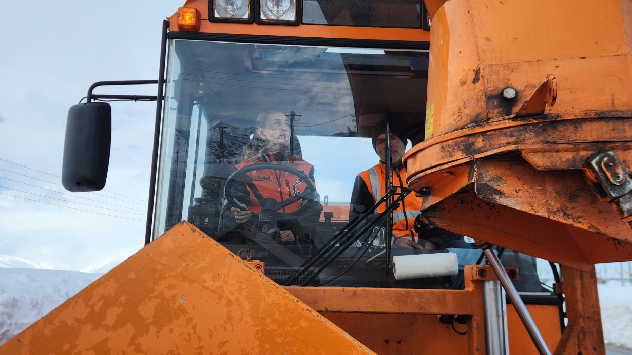 Karayollarına kadın eli: En zor şartlarda sahada