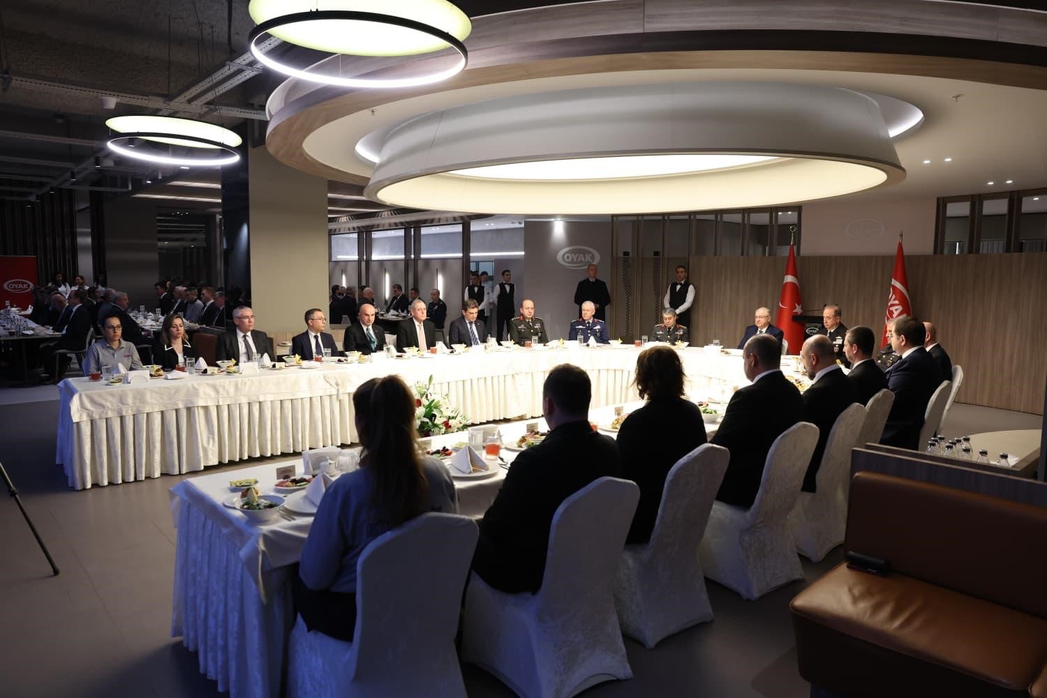 Mill&icirc; Savunma Bakanı G&uuml;ler, iftarda OYAK &uuml;st y&ouml;netimiyle bir araya geldi
