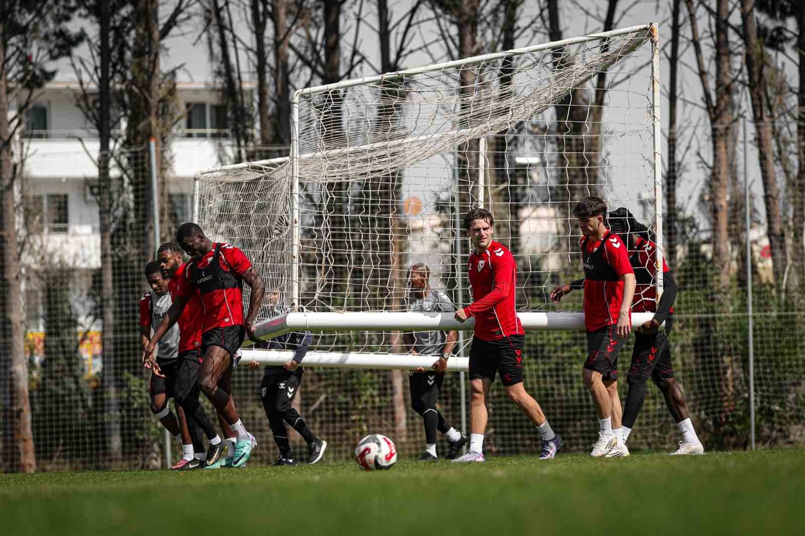 Samsunspor, Fenerbah&ccedil;e deplasmanında puan peşinde
