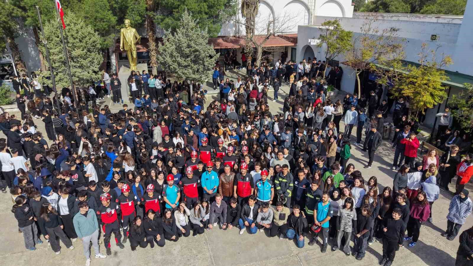 Bodrum&rsquo;da &ouml;ğrenciler deprem tatbikatında "&ccedil;&ouml;k-kapan-tutun" yaptı
