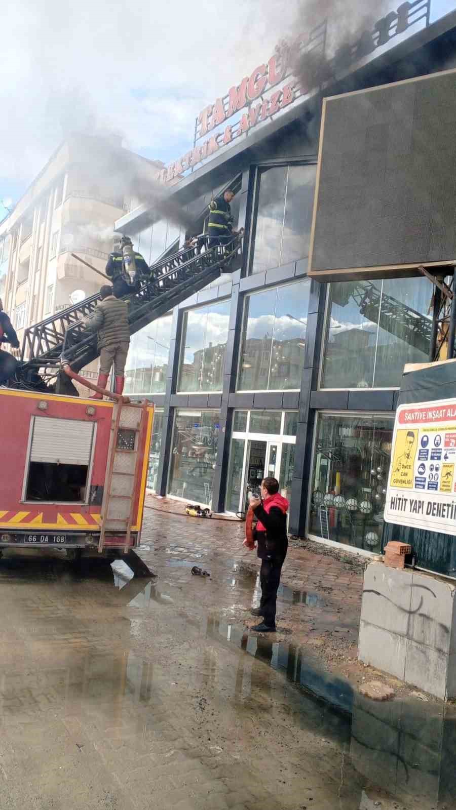 &Uuml;&ccedil; katlı iş yerinde &ccedil;ıkan yangın paniğe neden oldu
