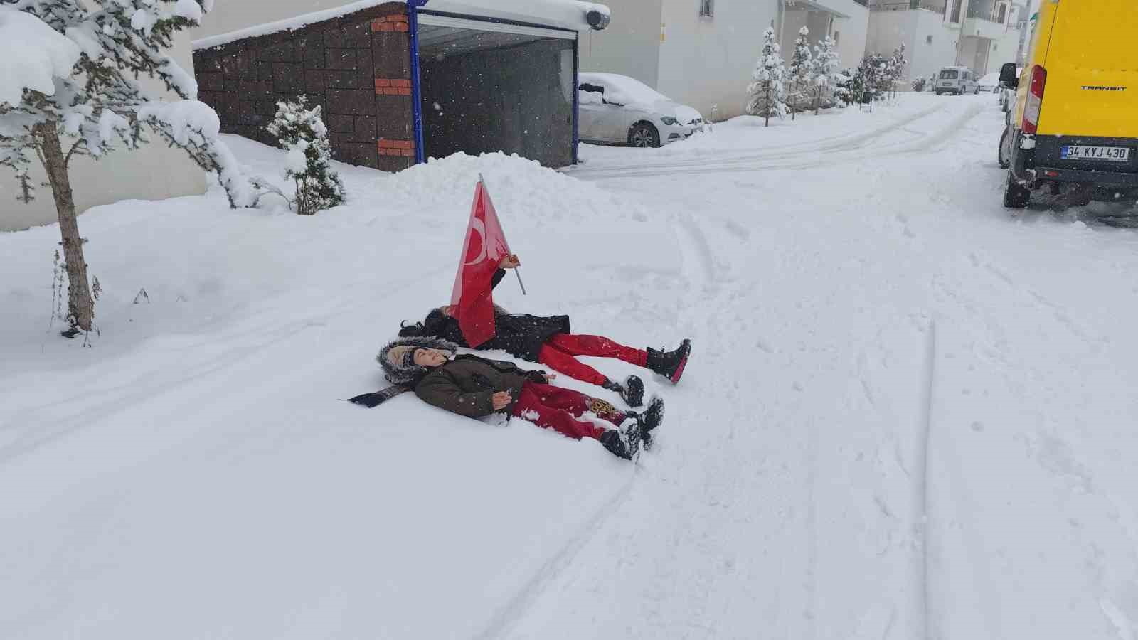 Erciş’te mart ayında kar yağışı