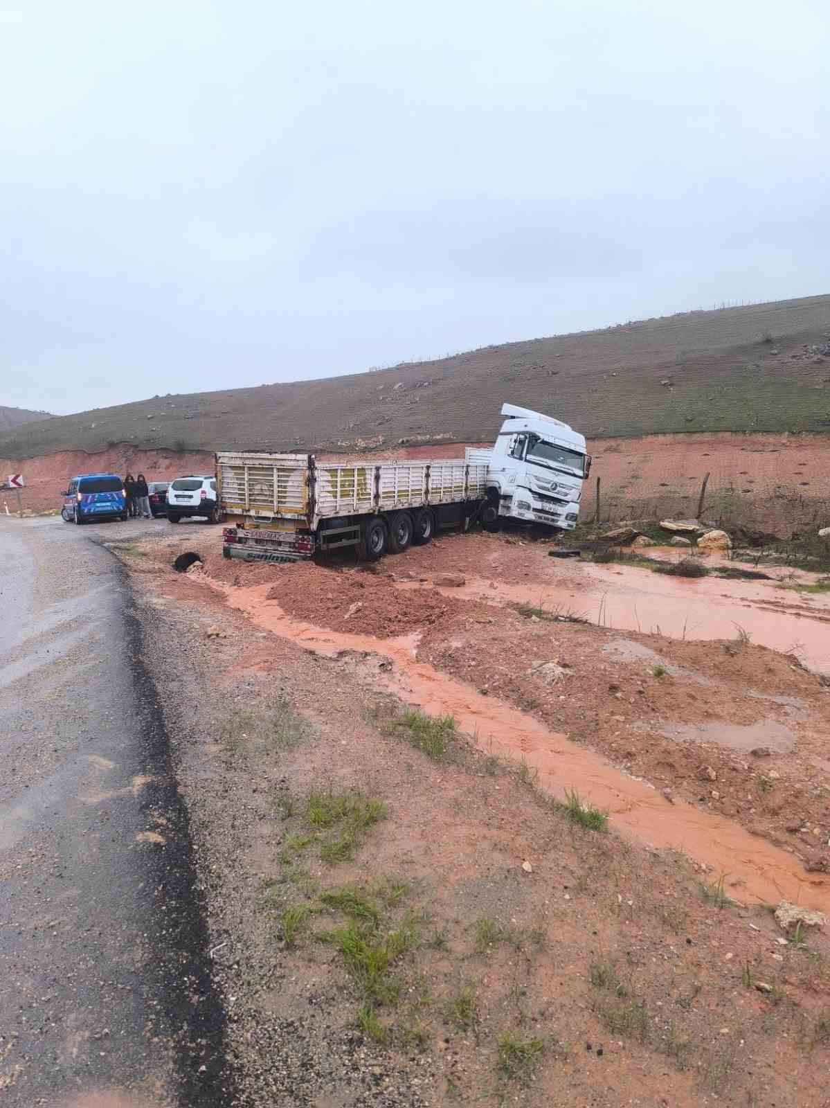 Kurtalan&rsquo;da kontrolden &ccedil;ıkan kamyon yol kenarına savruldu
