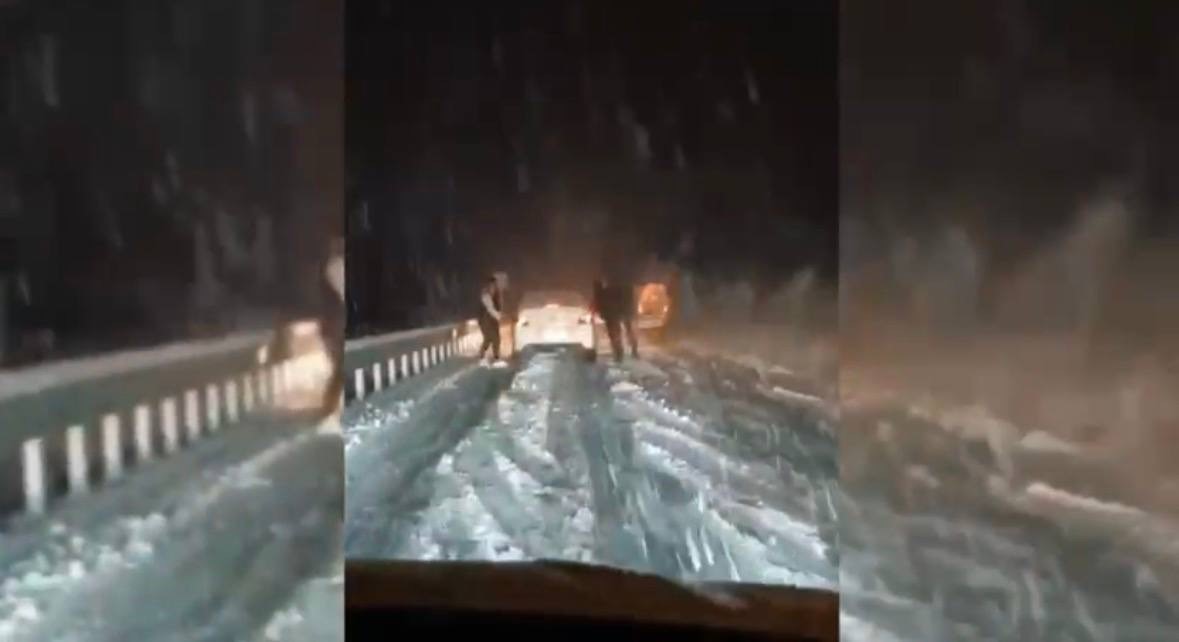 Mardin-Diyarbakır karayolunda kar engeli