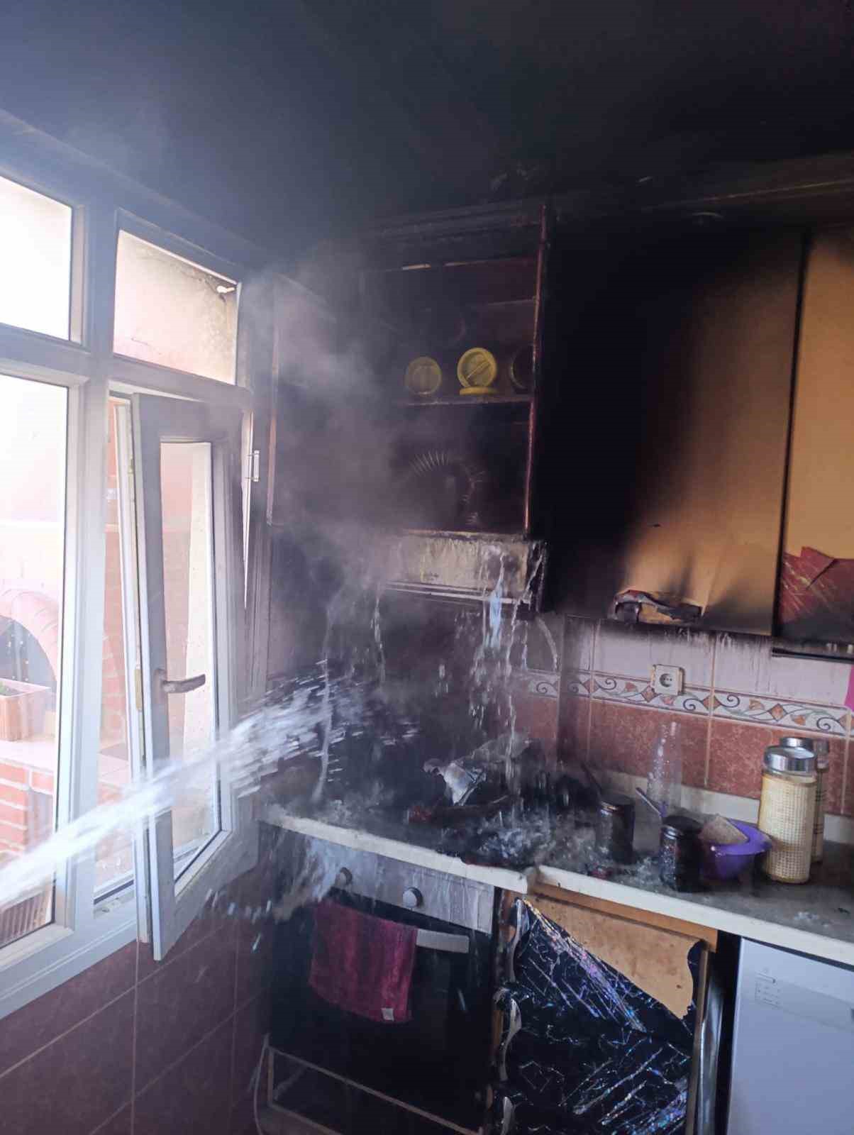 Samandağ&rsquo;da evin mutfağından alevler y&uuml;kseldi
