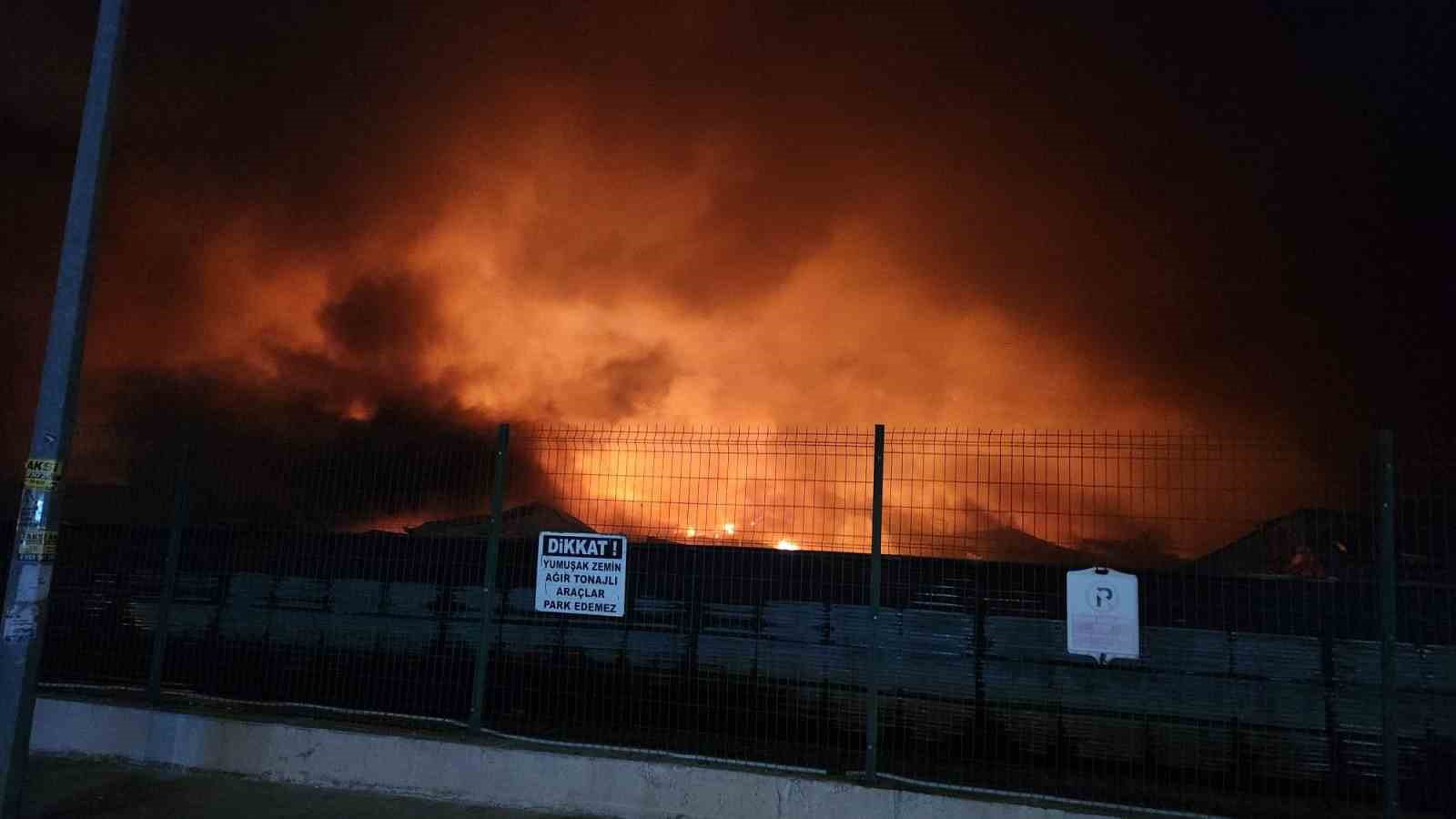 Kadirli OSB’de tavuk fabrikasında yangın: Ekipler müdahale ediyor