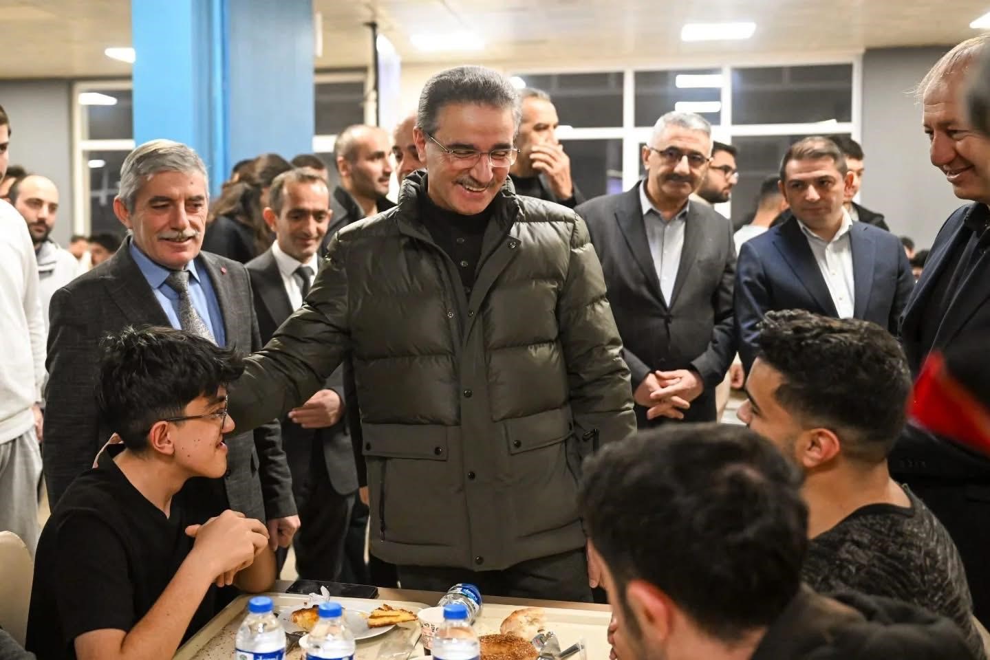 Öğrencilerle sahur sofrasında bir araya geldi