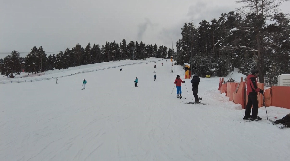 Kars&rsquo;ta bahar ortasında kayak keyfi: &Ccedil;am ormanları arasındaki kayak merkezi havadan g&ouml;r&uuml;nt&uuml;lendi
