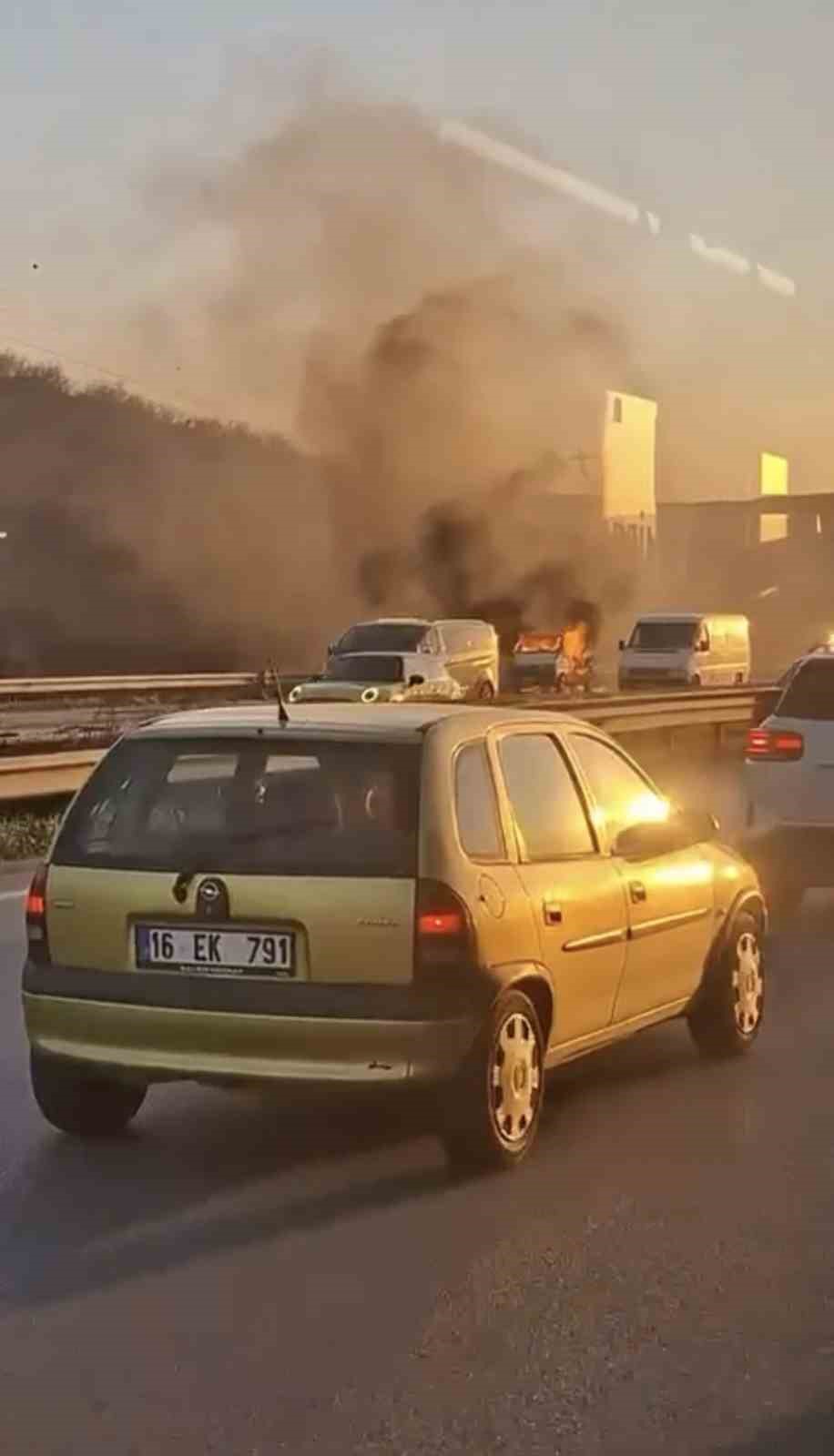 Bursa&rsquo;da hafif ticari ara&ccedil; alev aldı
