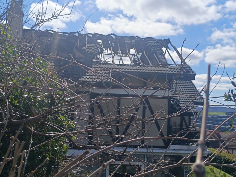 Oyuncu Aslıhan Karalar &ouml;l&uuml;mden d&ouml;nd&uuml;: L&uuml;ks villadaki yangın havadan g&ouml;r&uuml;nt&uuml;lendi