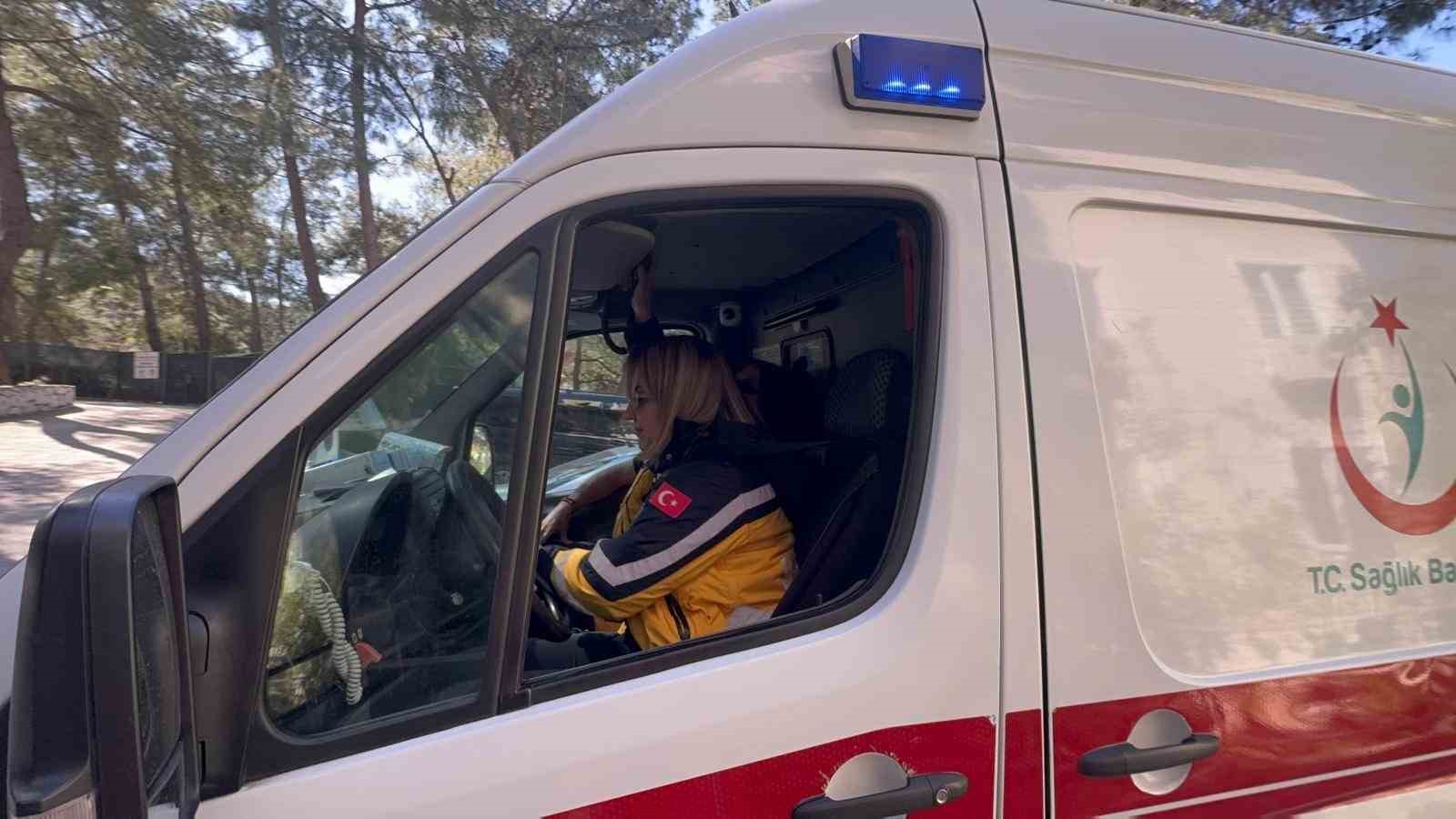 Marmaris&rsquo;in tek kadın ambulans s&uuml;r&uuml;c&uuml;s&uuml; Fatma Nur U&ccedil;ar: "&Ouml;nceliğimiz hayat kurtarmak"
