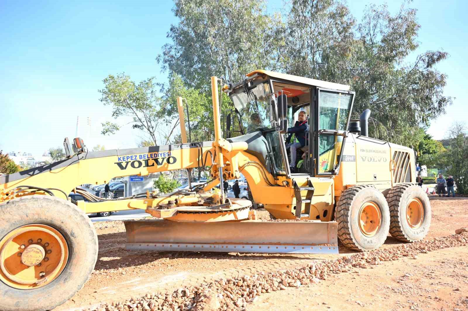 Başkan Kocag&ouml;z iş&ccedil;i elbisesini giydi, iş makinesinin başına ge&ccedil;ti
