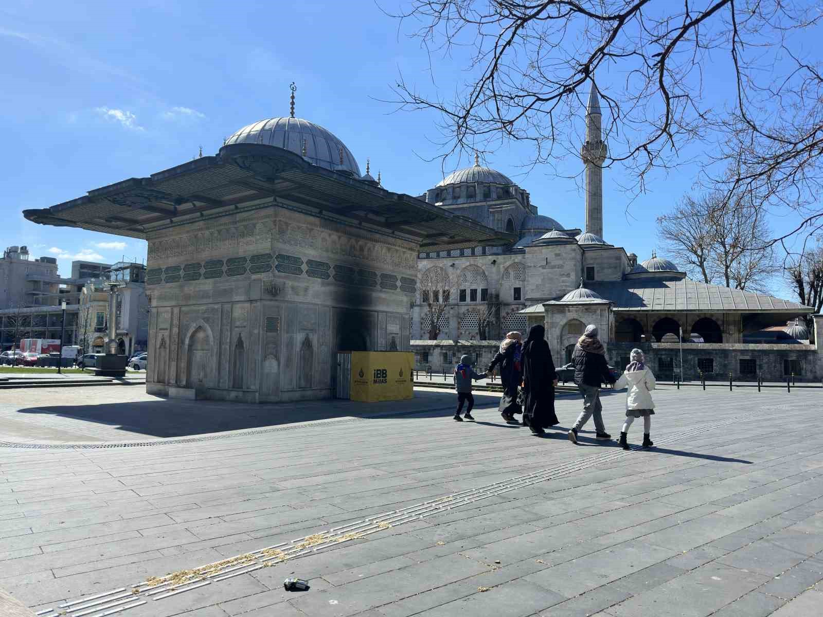 300 yıllık Tophane &Ccedil;eşmesi ateş yakılması sonucu zarar g&ouml;rd&uuml;
