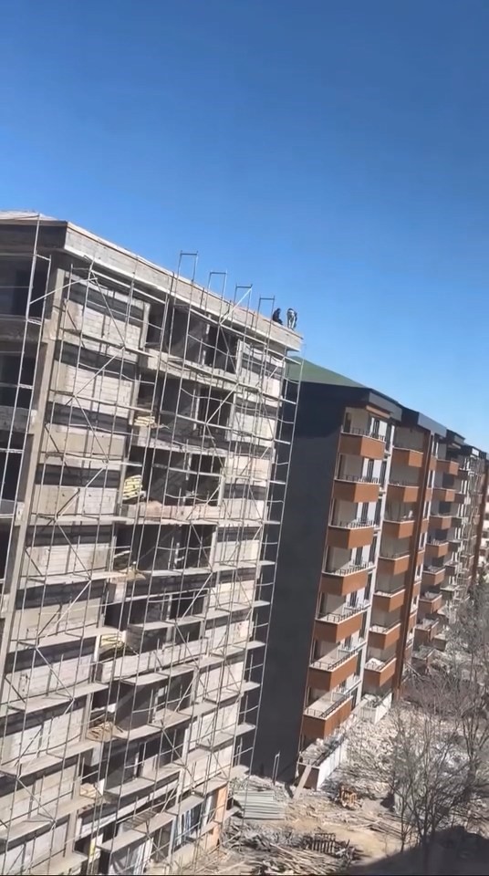 Elazığ&rsquo;da iş&ccedil;ilerin &ccedil;atıda tehlikeli &ccedil;alışması
