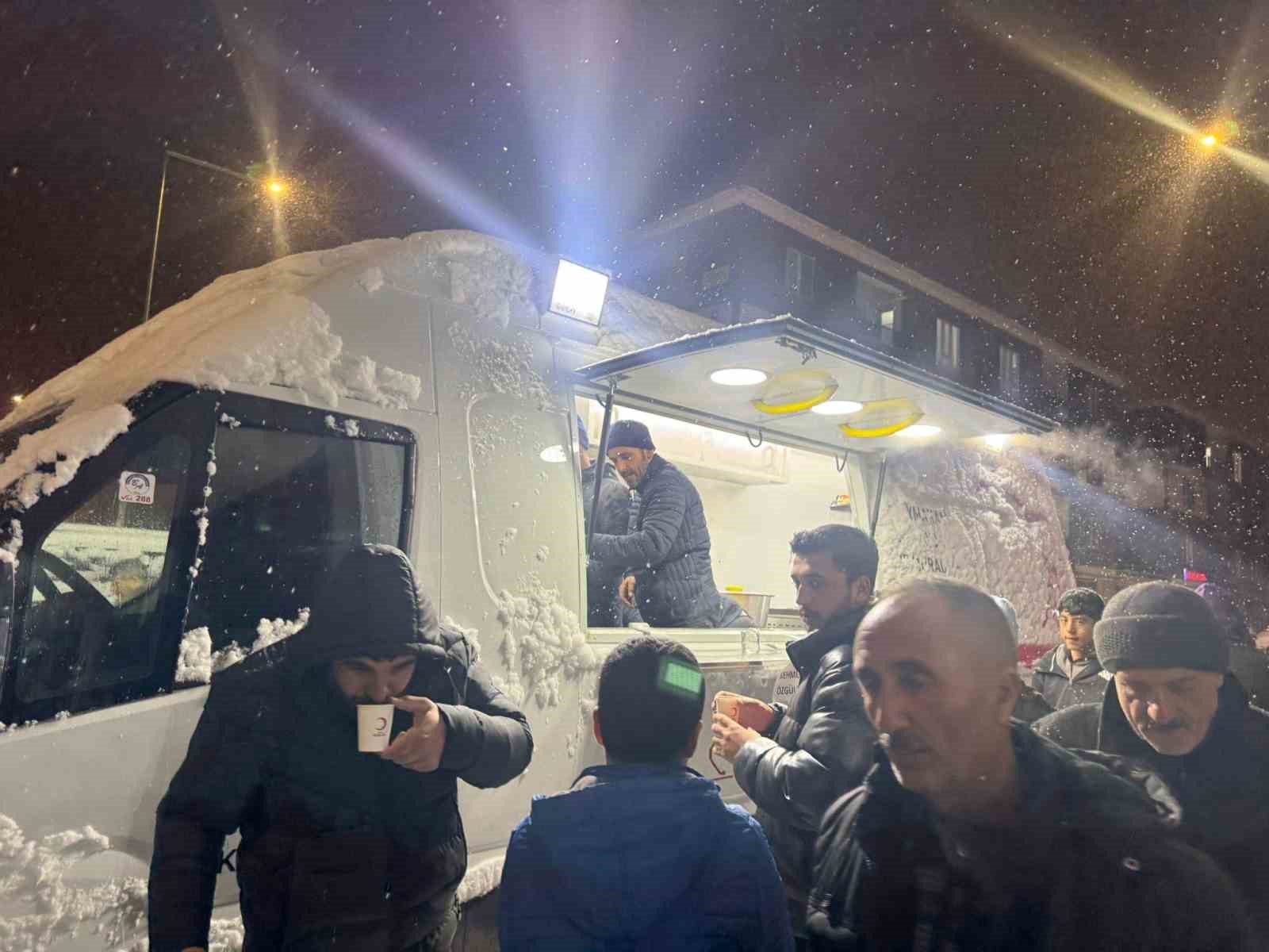 Muradiye&rsquo;de teravih sonrası lokma ikramı
