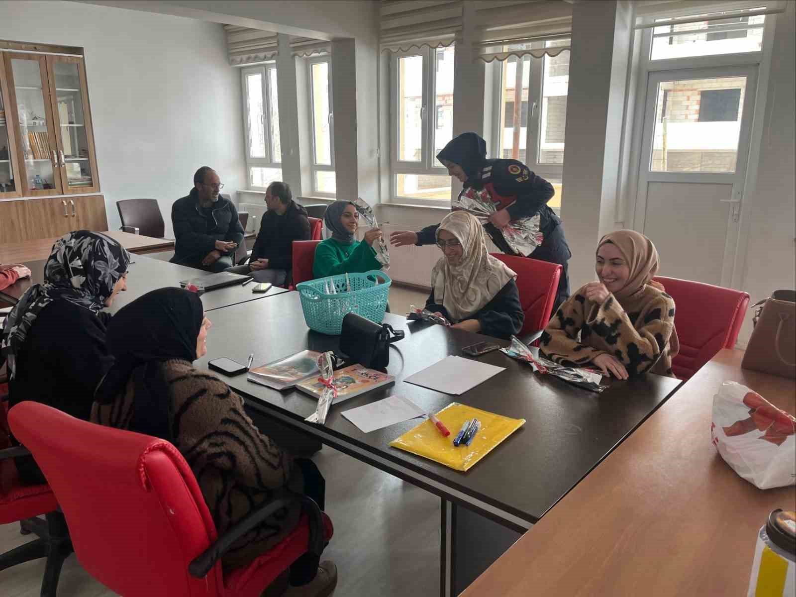 Bayburt jandarması kadın esnaf ve &ouml;ğretmenlerin kadınlar g&uuml;n&uuml;n&uuml; kutladı
