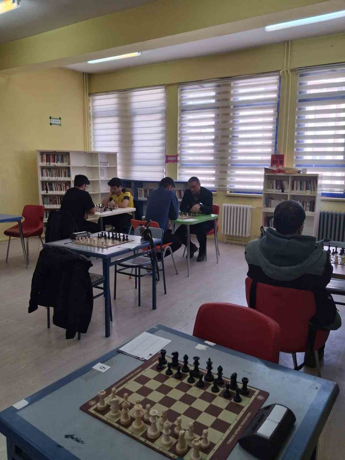 Kars&rsquo;ta Yeşilay Haftası&rsquo;na &ouml;zel satran&ccedil; turnuvası yoğun ilgi g&ouml;rd&uuml;
