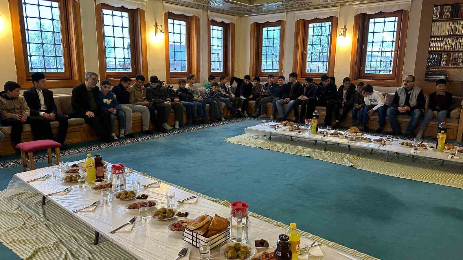 Alvar&rsquo;da anlamlı iftar yemeği
