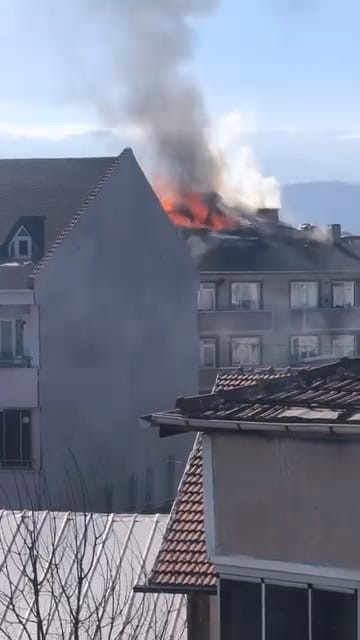 Bursa&rsquo;nın İneg&ouml;l il&ccedil;esinde apartmanın &ccedil;atısı alev alev yandı
