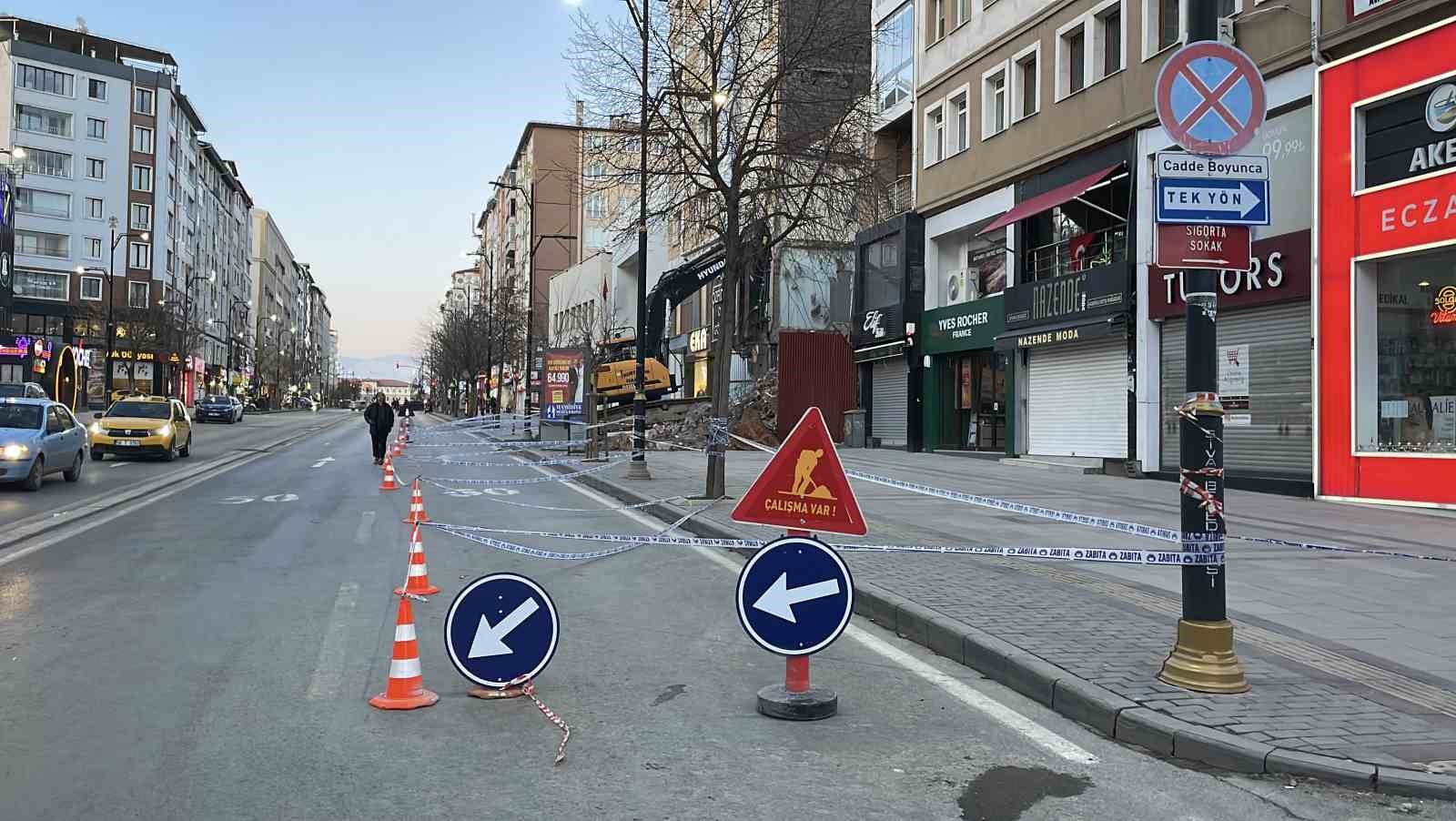 Yıkım sırasında bitişikteki bina hasar g&ouml;rd&uuml;, 21 daireli bina tahliye edildi
