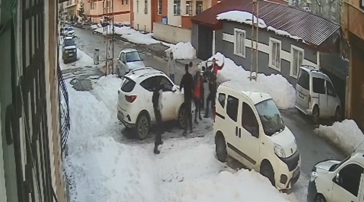 Kars’ta silahlı sopalı kavga güvenlik kamerasında: 2 yaralı