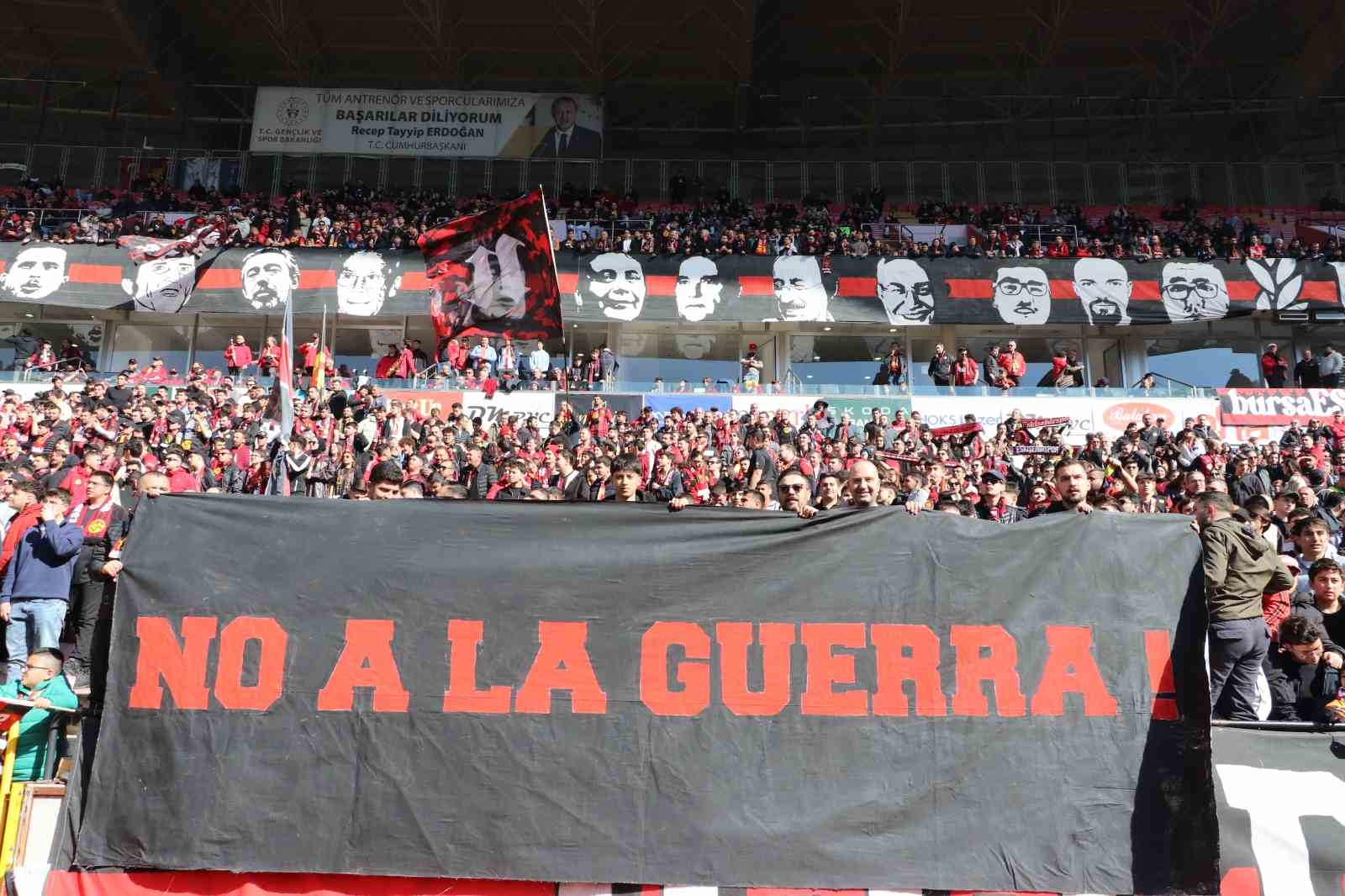 Eskişehirspor tribünlerinden, İspanya’ya selam