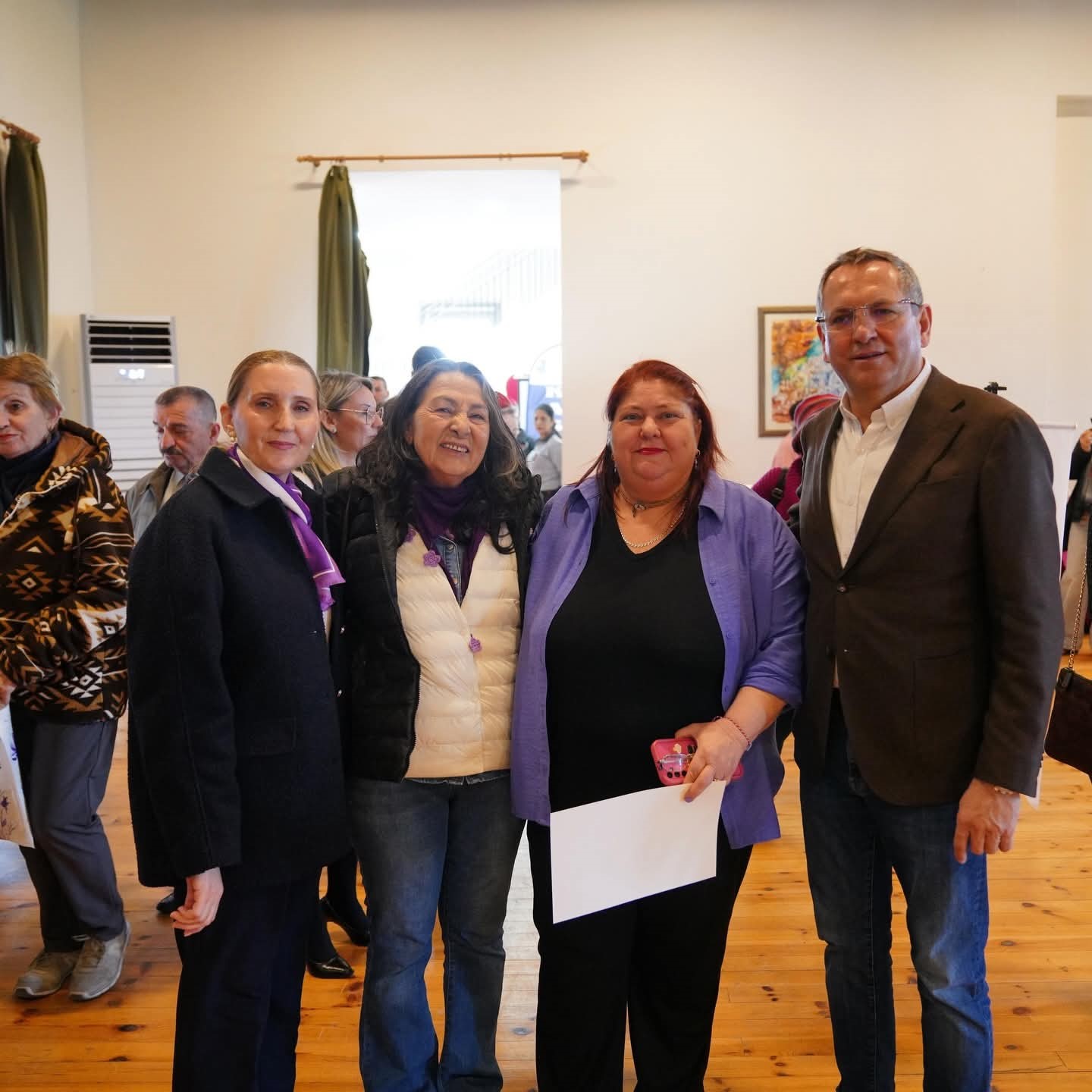 Ayvalık’ta "Kadın gözüyle bir renkte direnç" sergisi açıldı