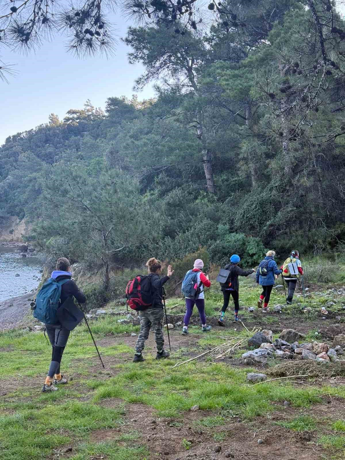 Datça’da kadınlar 8 Mart için doğada yürüdü
