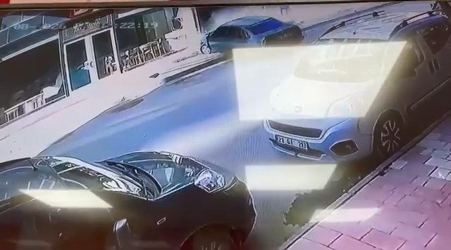 Kontrolden çıkan otomobil mağazaya böyle daldı