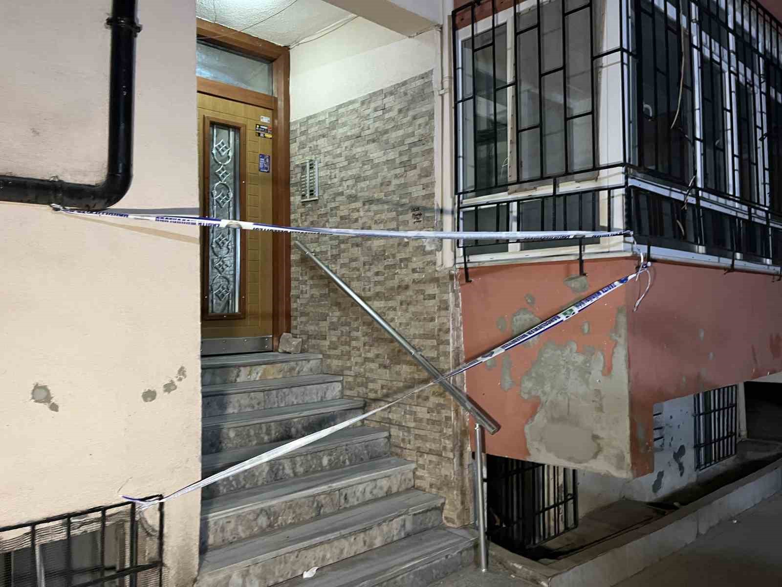 Bah&ccedil;elievler&rsquo;de inşaat &ccedil;alışmasında zemininde boşluk oluşan 4 katlı bina m&uuml;h&uuml;rlendi
