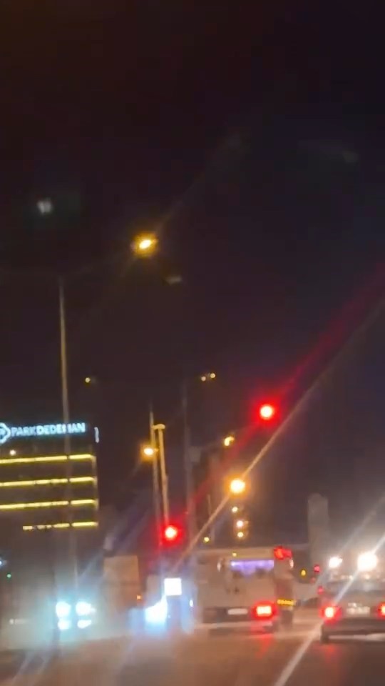 Elazığ&rsquo;da kamyonetle makas atan ve kırmızı ışıkta ge&ccedil;en s&uuml;r&uuml;c&uuml; kamerada
