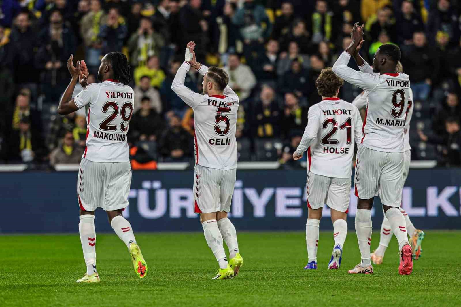 Samsunspor: "Tartışmalı hakem kararları geceye damga vurdu, m&uuml;cadelemiz g&ouml;rmezden gelindi"
