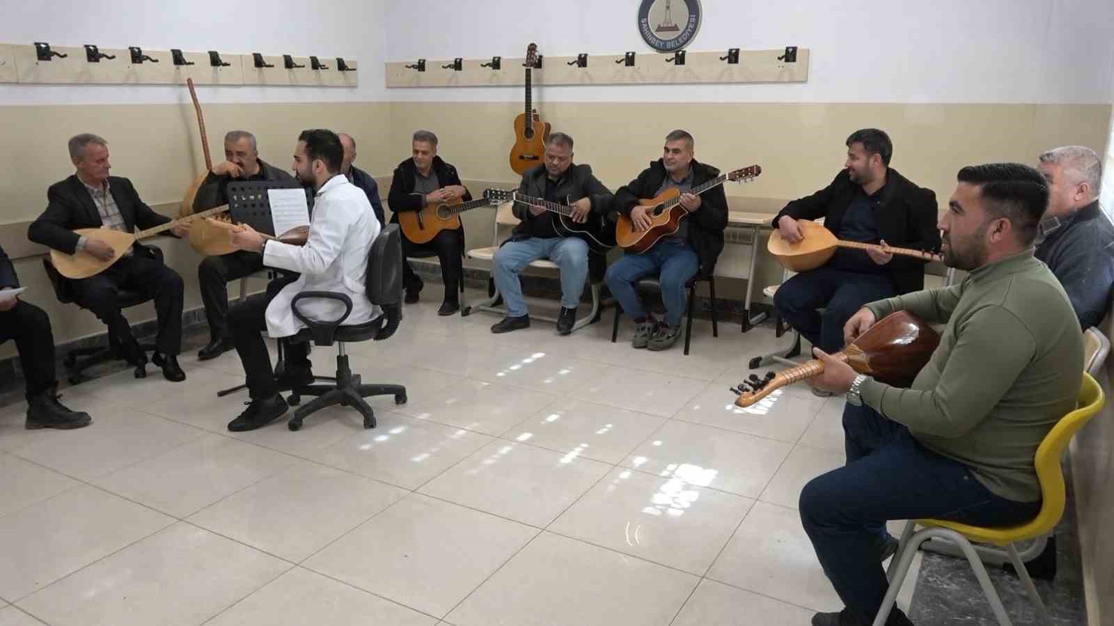 Çiftçiler müzik kursunda gitar ve bağlama öğreniyor
