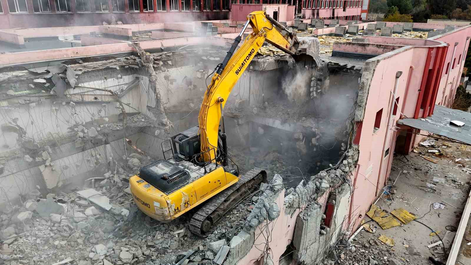 Yangında kullanılamaz hale gelen hastane, 3 yılın ardından yıkılmaya başlandı
