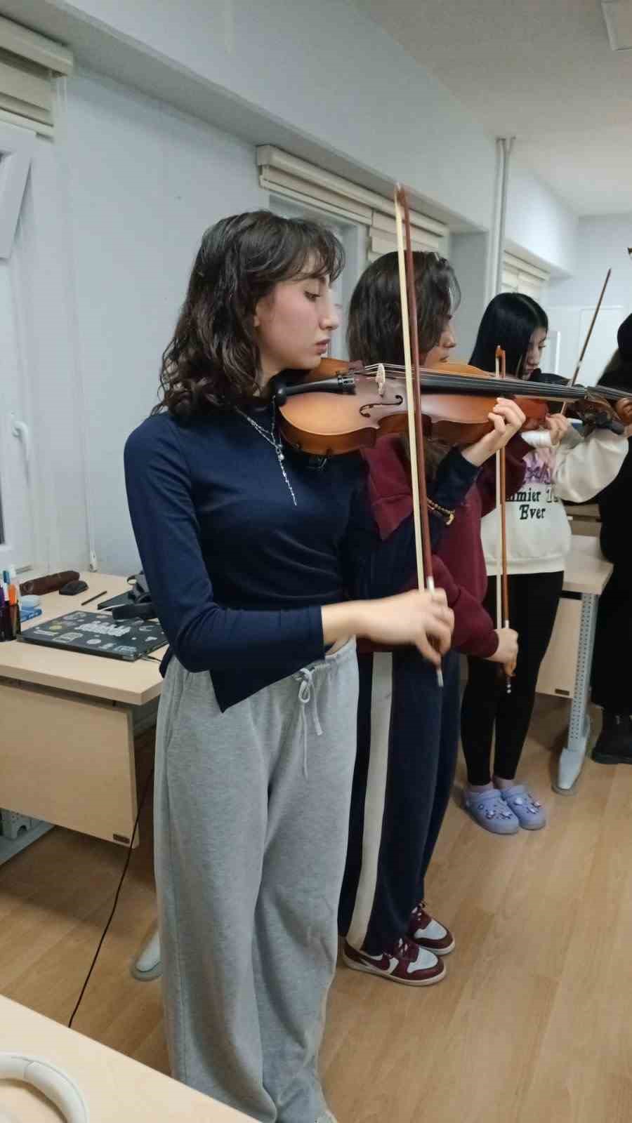 Yurt öğrencileri için keman kursu başladı