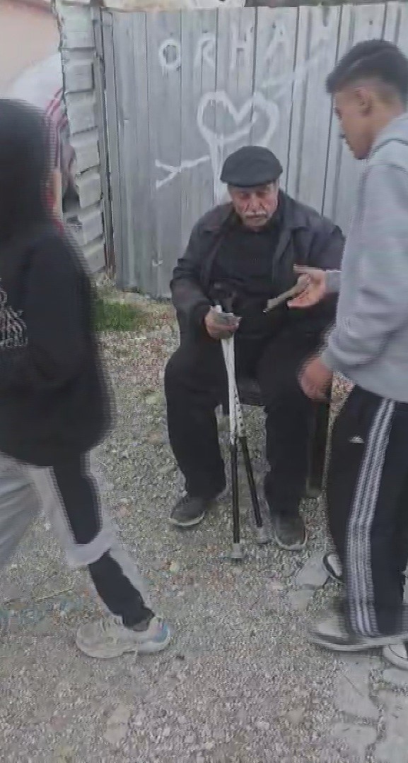 &rsquo;Dua etsinler yeter&rsquo; diyen yaşlı adam emekli maaşını mahalleliye dağıtıyor
