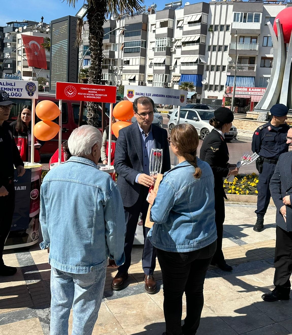 Salihli’de kadına yönelik şiddete karşı bilgilendirme stantları kuruldu