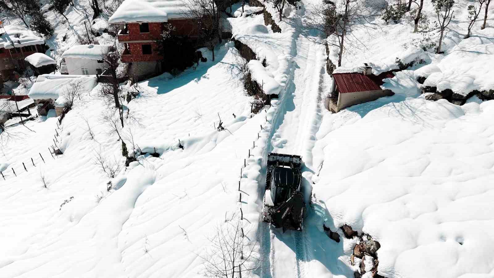 Giresun&rsquo;un y&uuml;ksek kesimlerinde karla m&uuml;cadele s&uuml;r&uuml;yor
