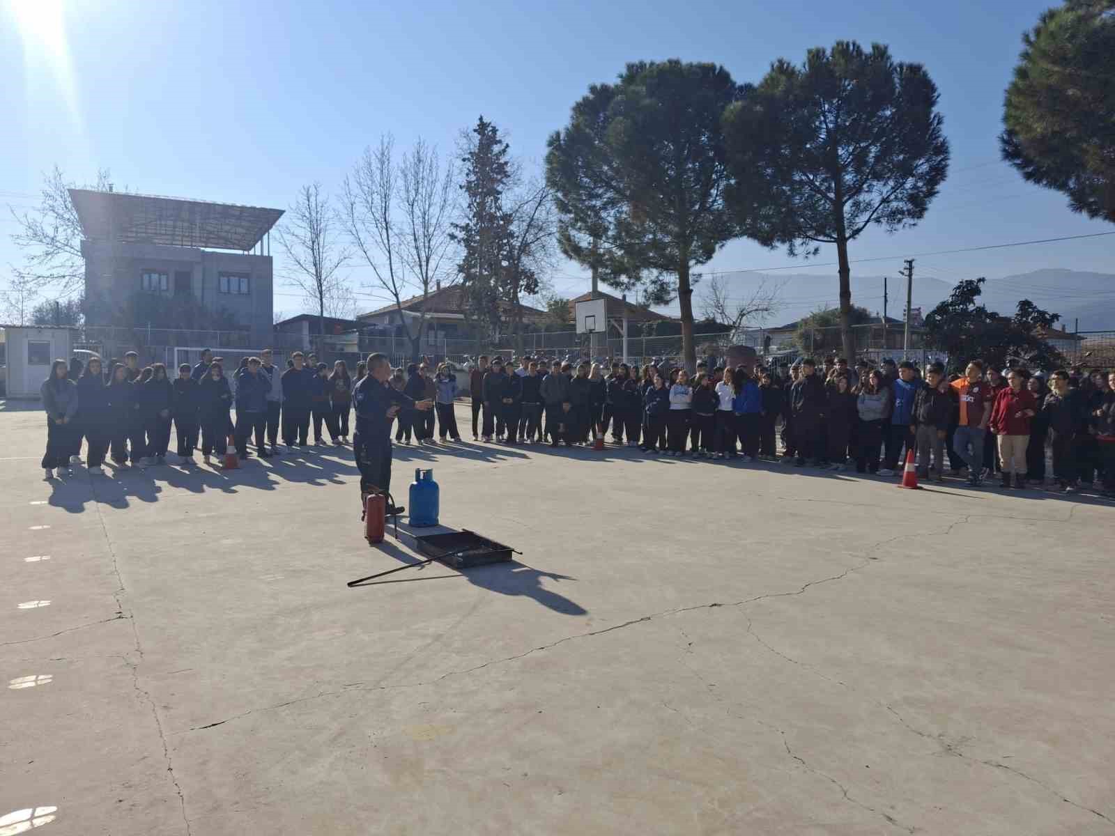 Yangın anı okulda tatbikatla canlandırıldı
