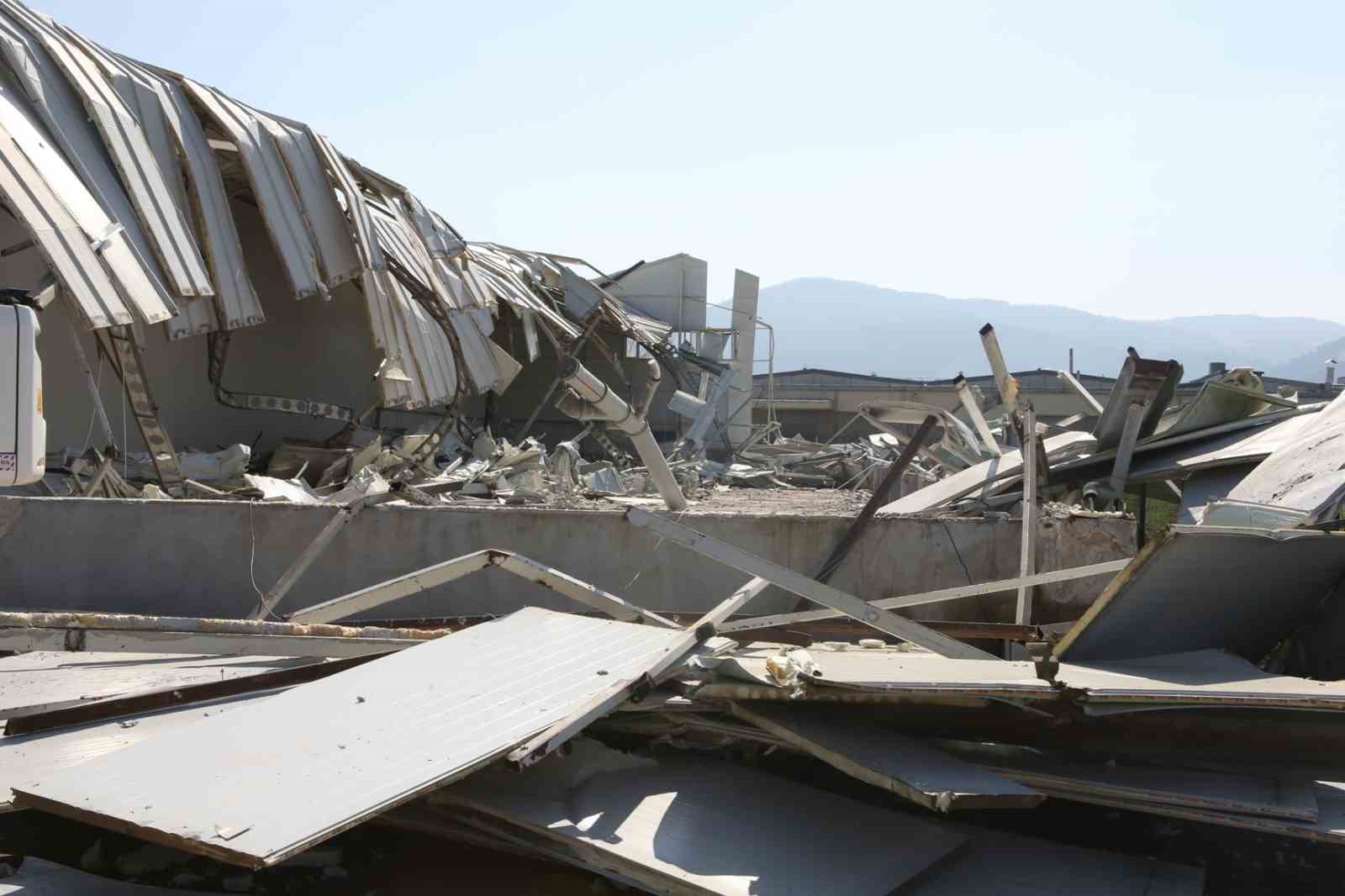 Nil&uuml;fer&rsquo;de 4 ka&ccedil;ak bina yıkıldı
