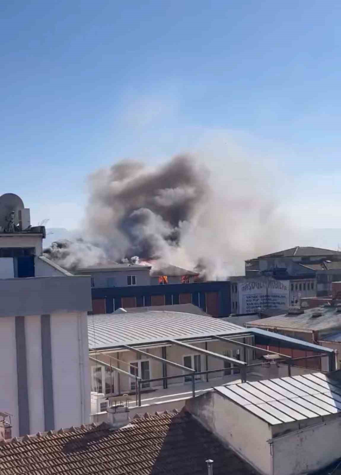 Şehir merkezinde korku dolu anlar: Depo yandı, dumandan g&ouml;z g&ouml;z&uuml; g&ouml;rmedi
