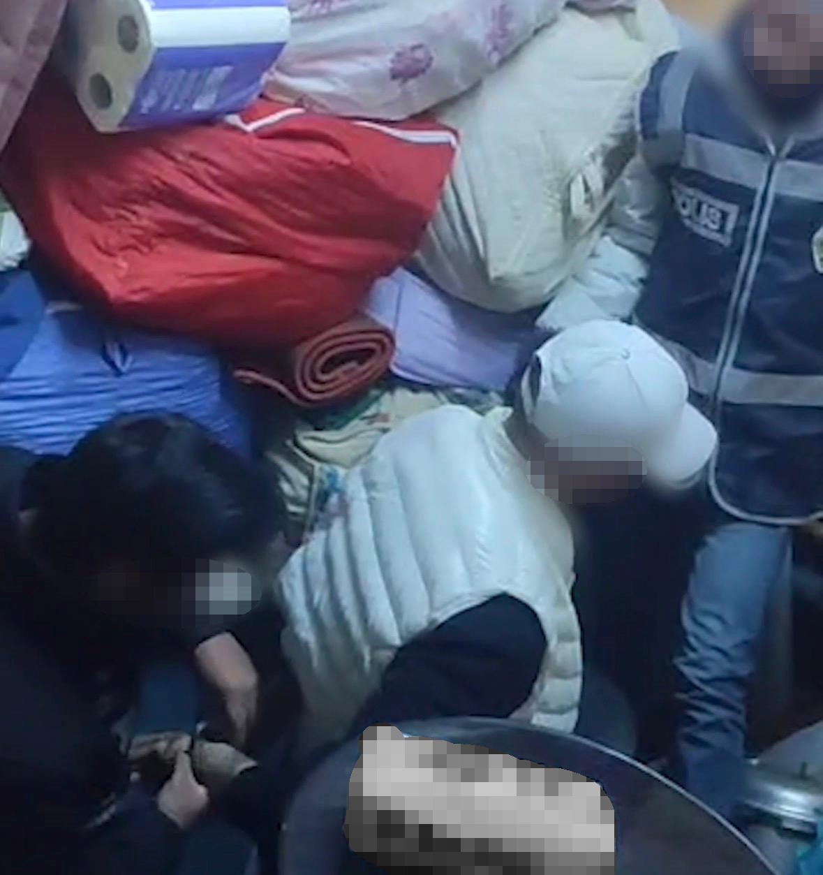 Firari h&uuml;k&uuml;ml&uuml; evde halıların arasında yakalandı
