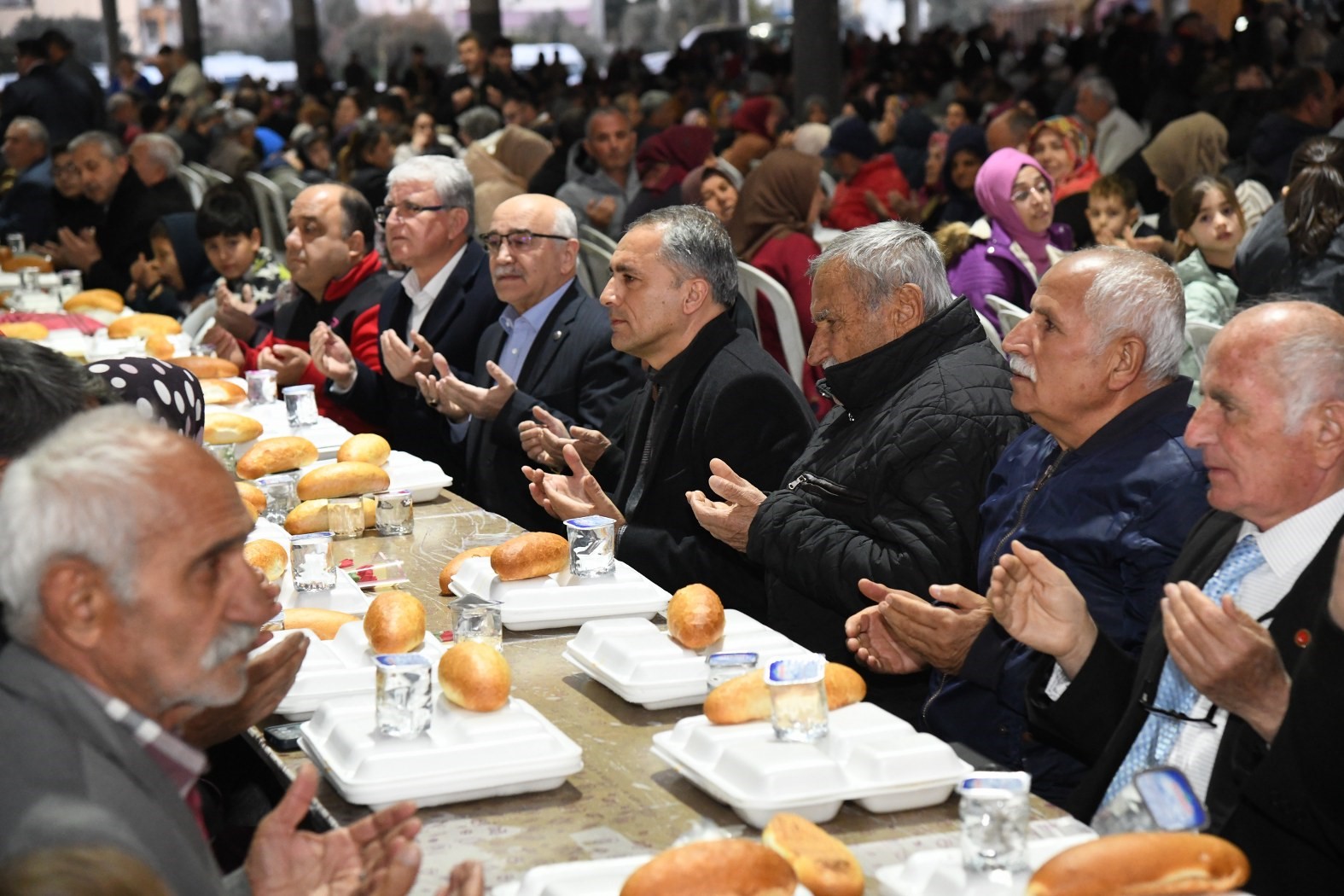 Osmaniye&rsquo;de vatandaşlar iftar sofrasında buluştu
