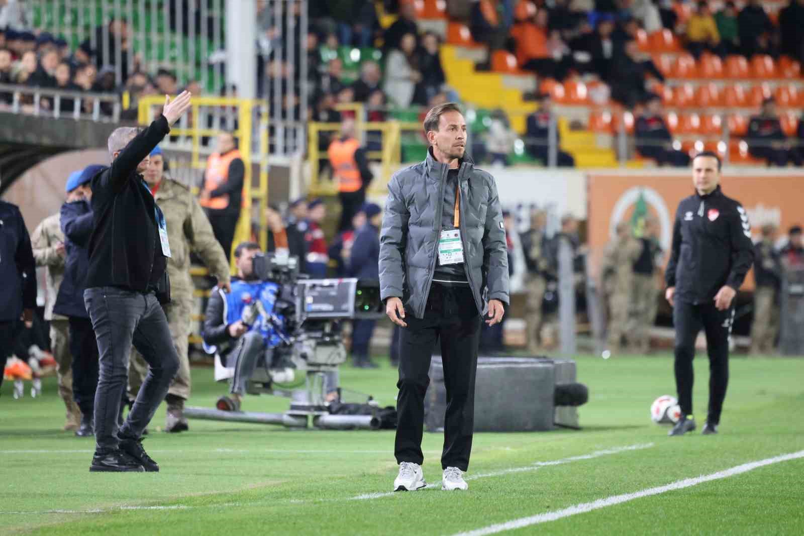 Trendyol S&uuml;per Lig: Corendon Alanyaspor: 0 - Gen&ccedil;lerbirliği: 0 (İlk yarı)
