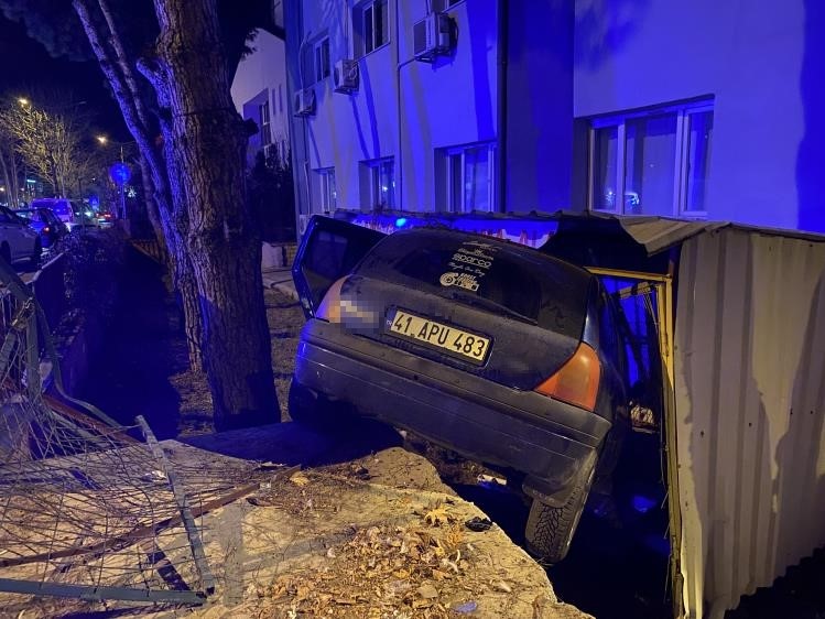 Bursa&rsquo;da kontrolden &ccedil;ıkan ara&ccedil; apartmanın bah&ccedil;esine savruldu
