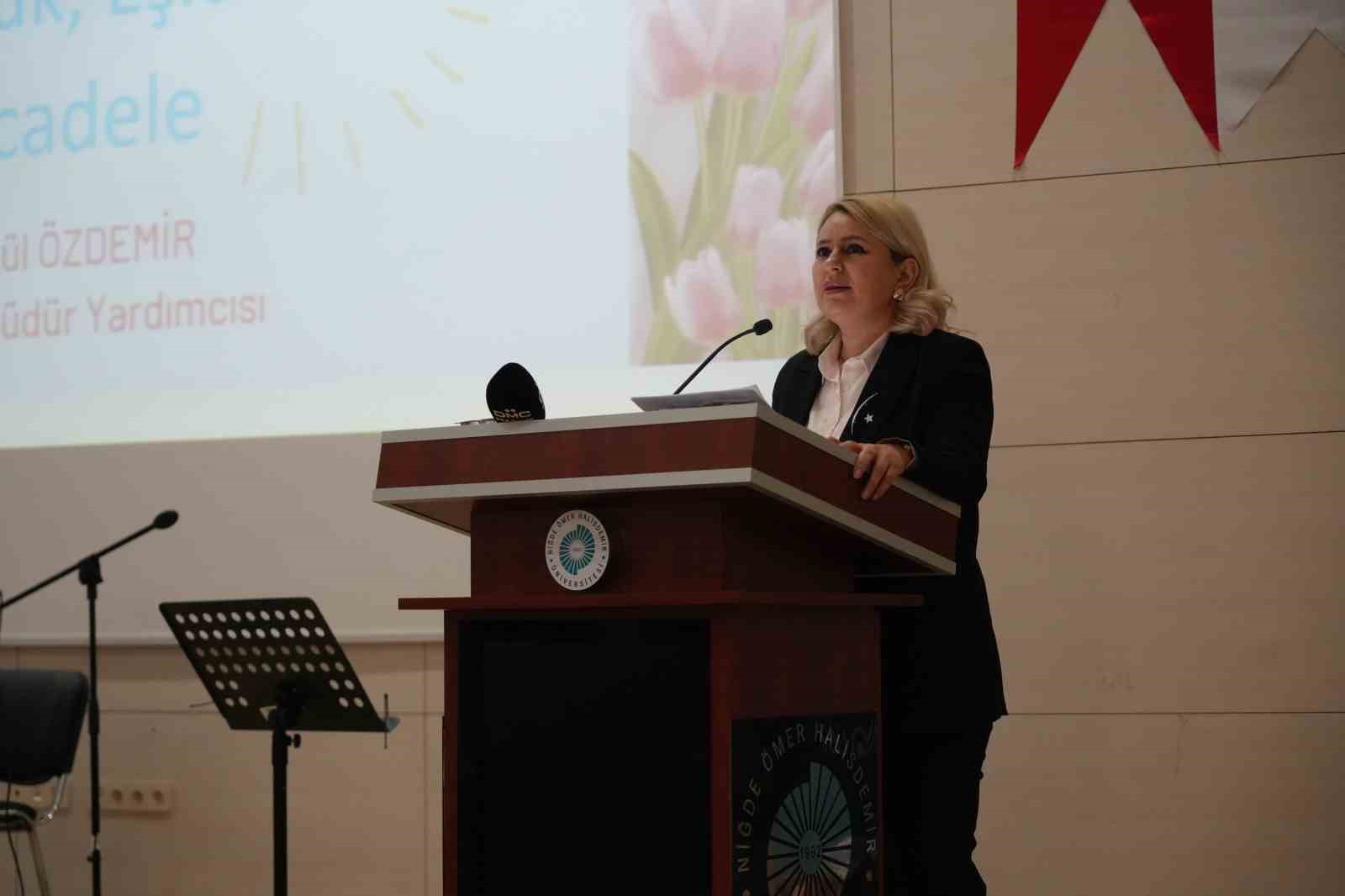 Dijital d&uuml;nyada kadının g&ouml;r&uuml;n&uuml;rl&uuml;ğ&uuml; tartışıldı
